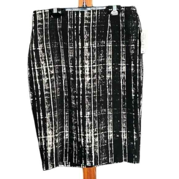 ✨4/$30 Ricki’s Black & White Abstract Stripe Pencil Skirt – Size 4 – NWT - Picture 2 of 4